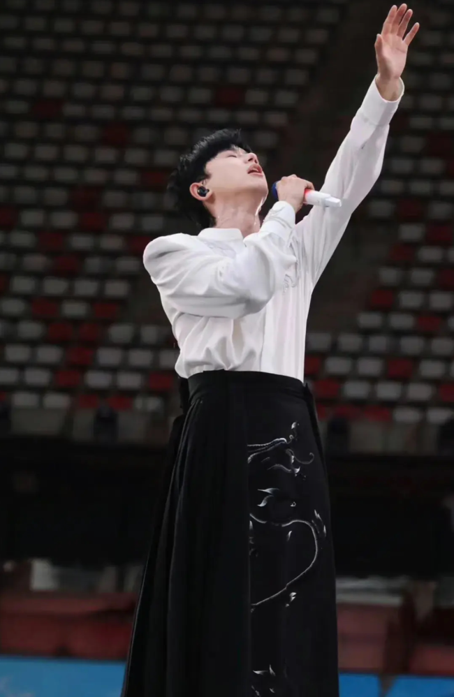 張杰馬面裙驚艷全場(chǎng)，網(wǎng)友直呼：這是國(guó)風(fēng)版本的‘嘻哈’？